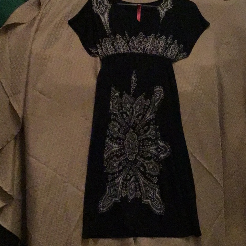XL  black dress with white design